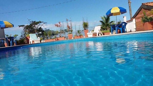 Piscina externa, funciona das 9h às 20h, guarda-sóis