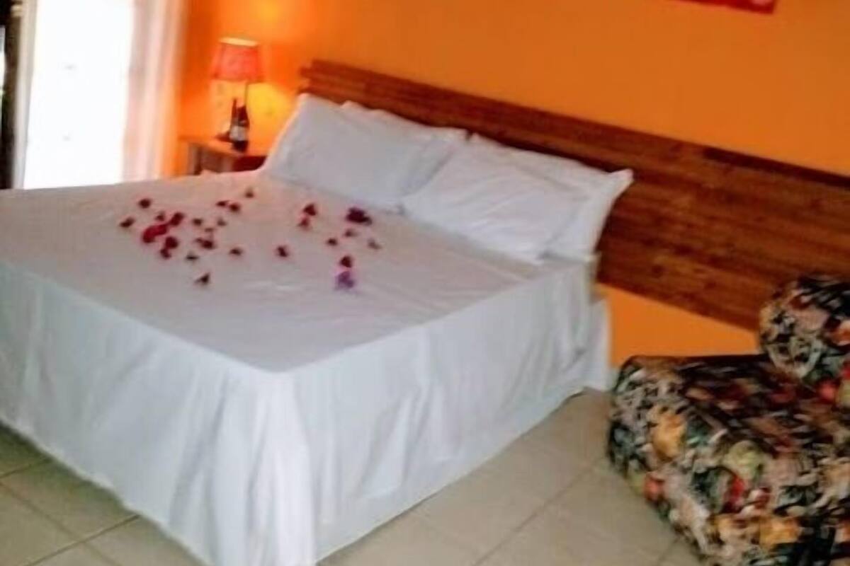 Deluxe Room, 1 Bedroom, Garden View, Beachside | 5 bedrooms, individually decorated, bed sheets