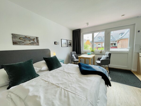Comfort Studio, 1 Queen Bed, Non Smoking, City View | Living area | 43-inch flat-screen TV with satellite channels, Smart TV, Netflix - Fischerbude (Büsum)