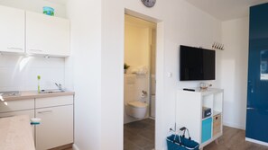 Comfort Studio, 1 Queen Bed, Non Smoking, City View | Private kitchen | Full-size fridge, microwave, stovetop, dishwasher - Fischerbude (Büsum)