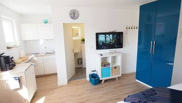 Studio tiện nghi đơn giản, 1 giường cỡ queen, không hút thuốc, quang cảnh thành phố | Phòng khách | TV màn hình phẳng 43-inch có truyền hình vệ tinh, Smart TV, Netflix