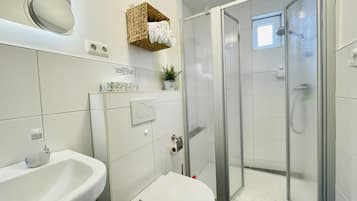 Dusche, Haartrockner, Handtücher