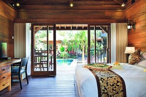 Kamar (Wooden) | Seprai premium, minibar, brankas, dan meja kerja