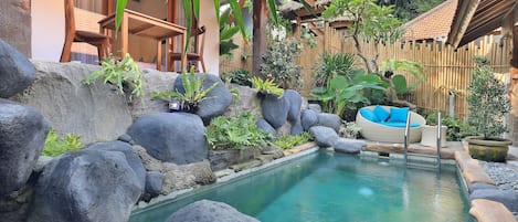 Deluxe Villa, 3 Bedrooms, Non Smoking, Pool View | Bar mini, peti besi dalam bilik, meja, Wi-fi percuma 