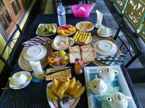 Frokost med lokale retter er inkludert hver dag