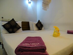 Roupas de cama premium, frigobar, cofres nos quartos, escrivaninha