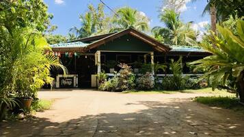 Pintu masuk properti