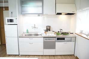 Huoneisto | Yksityinen keittonurkkaus | Jääkaappi, mikroaaltouuni, astianpesukone, vedenkeitin