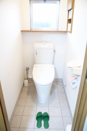 Appartement | Salle de bain | Baignoire et douche séparées, baignoire profonde