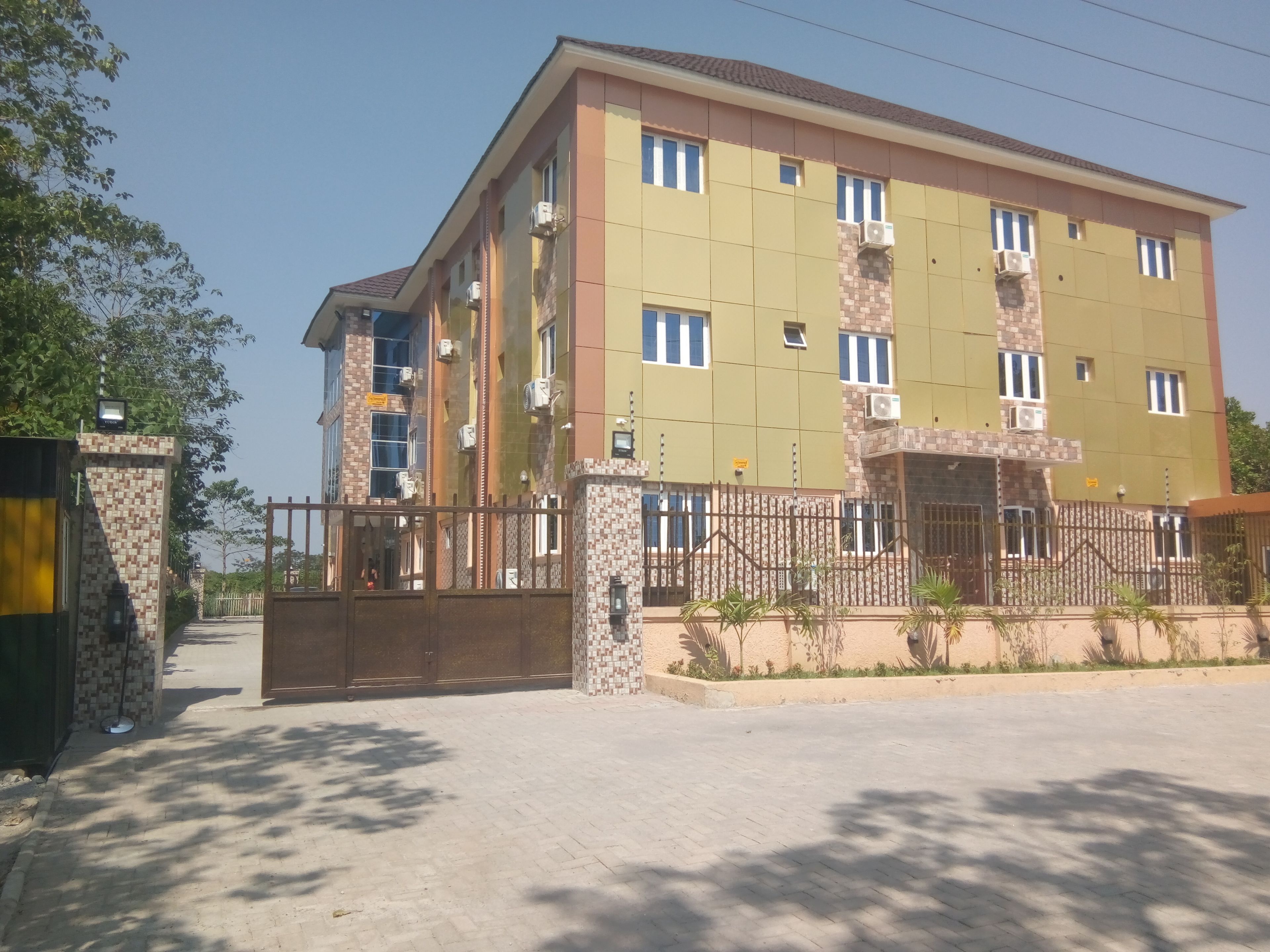 Vista frontal de la propiedad