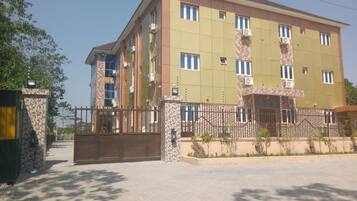 Vista frontal de la propiedad