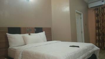 Suite estándar, 1 cama King size, con acceso para personas discapacitadas, para no fumadores | 1 habitación y caja de seguridad en la habitación