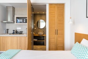 Blackout drapes, soundproofing, free WiFi, bed sheets - Mougre Studios (Kassandra)