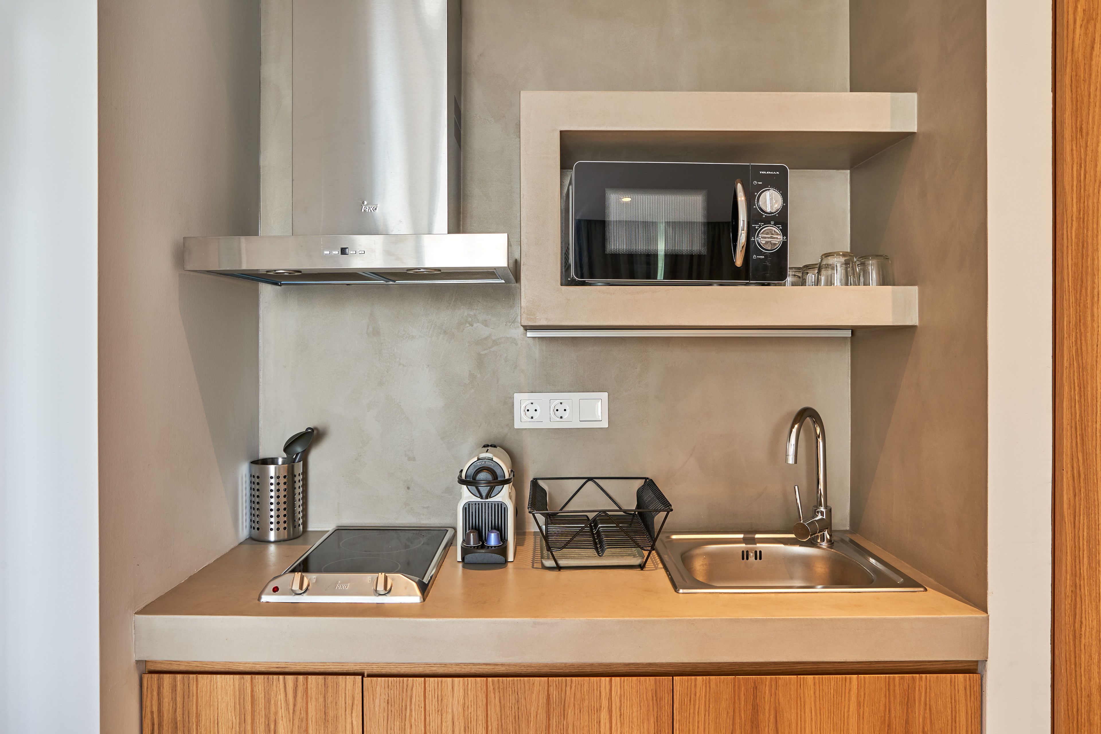 Una cocina compacta con microondas, estufa y lavaplatos.