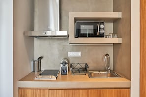 Kühlschrank, Mikrowelle, Herdplatte, Espressomaschine