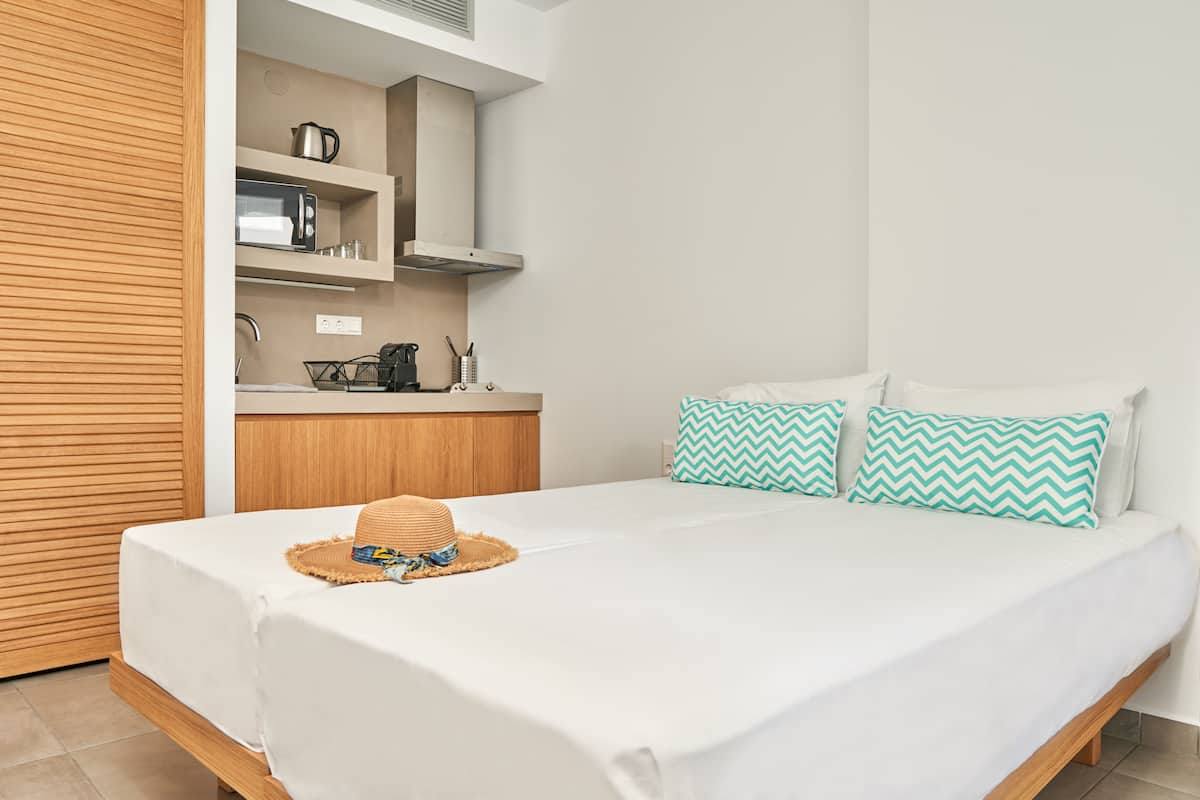 Blackout drapes, soundproofing, free WiFi, bed sheets