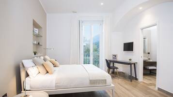 Habitación doble estándar, vista al mar | Caja de seguridad en la habitación, escritorio y cortinas blackout