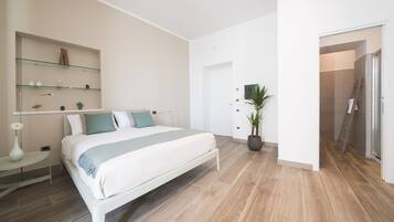 Habitación doble superior, vista al mar | Caja de seguridad en la habitación, escritorio y cortinas blackout