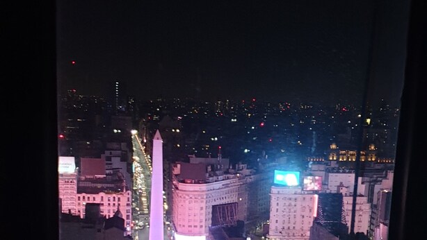 Vista frontal de la propiedad por la tarde o noche