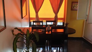Departamento clásico, varias camas, para no fumadores (4 Guests) | Cocina privada | Refrigerador, microondas, tetera eléctrica y utensilios de cocina 