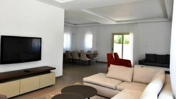 Deluxe Villa | Living room | Flat-screen TV