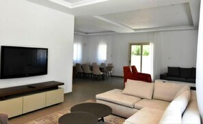 Deluxe Villa | Living room | Flat-screen TV - Villa Rossos (Limassol)