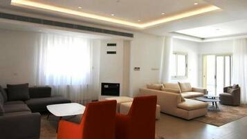 Deluxe Villa | Living room | Flat-screen TV