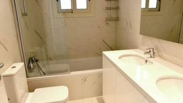 Deluxe Villa | Bathroom | Shower, free toiletries, slippers, towels
