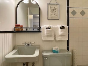 Ensemble douche/baignoire, sèche-cheveux