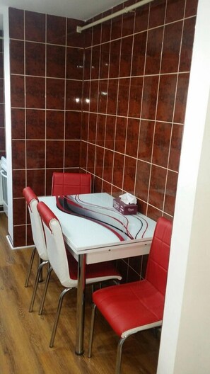 Dining - Honey apartment in Hunedoara (Hunedoara)