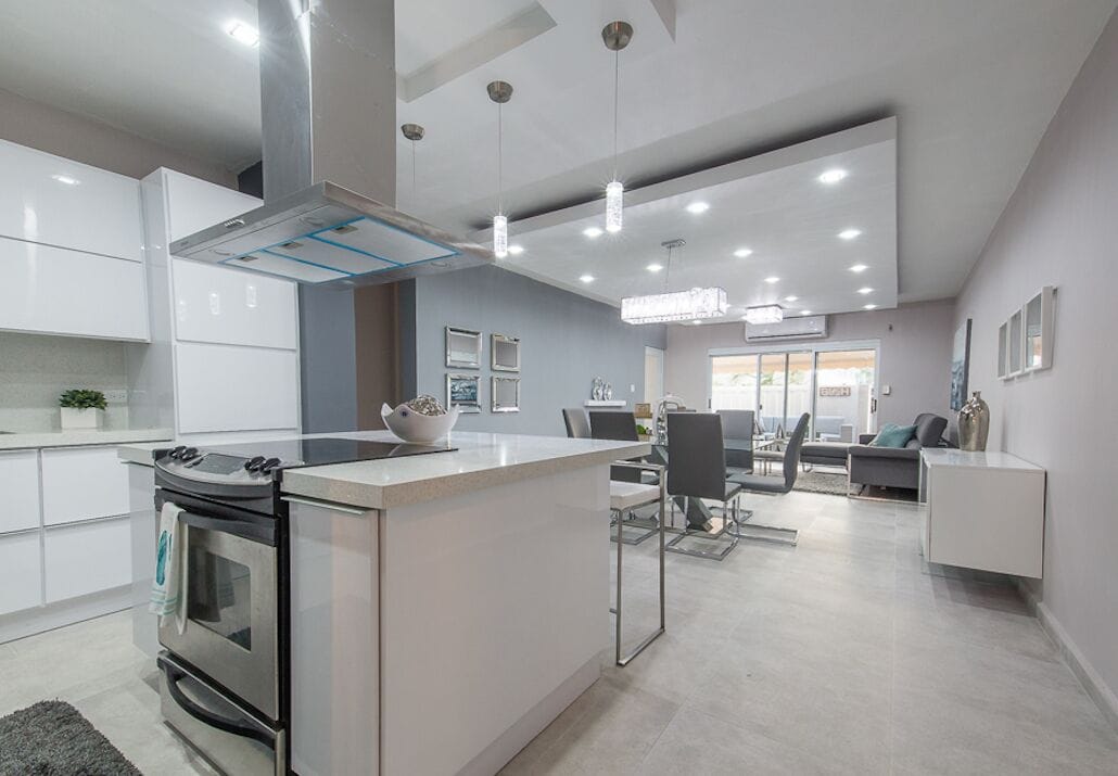 Kühlschrank, Mikrowelle, Herdplatte, Wasserkocher mit Kaffee-/Teezubehör