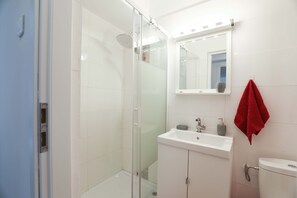 Ducha, secador de pelo, toallas y jabón