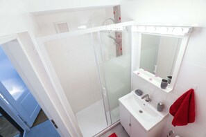 2 dormitorios, tabla de planchar con plancha, cuna de viaje