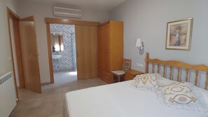 4 quartos, ferros/tábuas de passar roupa, berço de viagem