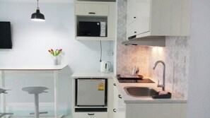 Kühlschrank, Mikrowelle, Herdplatte, Wasserkocher