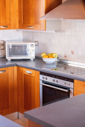 Réfrigérateur, un four, surface de cuisson, lave-vaisselle