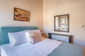 3 chambres, fer et planche à repasser, lit de bébé portatif