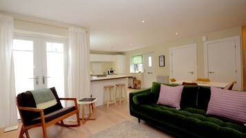 Smart TV, Netflix, streaming services, stereo