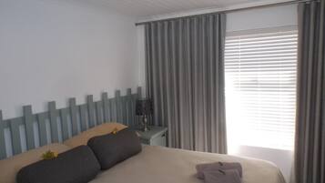 2 bedrooms, desk, soundproofing, WiFi