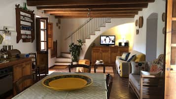 TV, fireplace, stereo