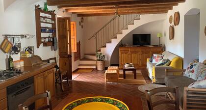 Talo maaseudulla lähellä merta. Hiljainen ihanteellinen lapsille.