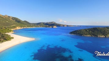 Una spiaggia nelle vicinanze, teli da spiaggia