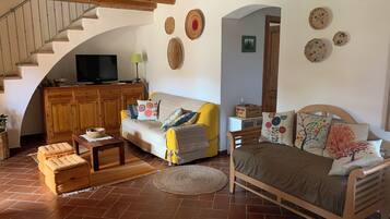 Una televisión, una chimenea, un reproductor estéreo