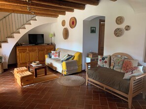 Télévision, cheminée, chaîne hi-fi