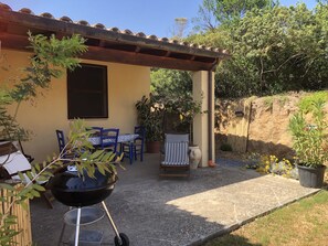 Outdoor dining - Idyllic Sardinian country house close to the town of Teulada & the coast. (Teulada)