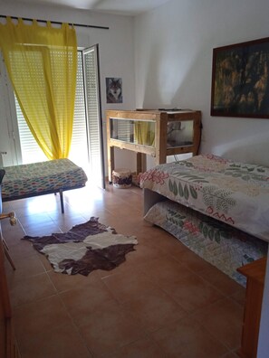 4 habitaciones, tabla de planchar con plancha y ropa de cama 