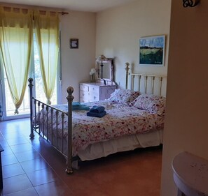 4 室のベッドルーム、アイロン / アイロン台、ベッドシーツ