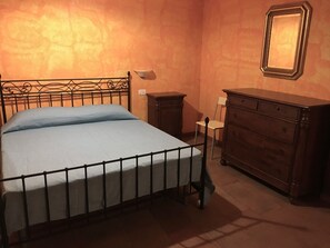 1 غرفة نوم وخزنة داخل الغرفة وواي فاي