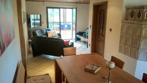 Great, cottage very well equipped. Approximately 8 minutes walk to the lake.