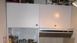 Kaffetrakter/tekoker, kjøleskap, mikrobølgeovn og kokeplater